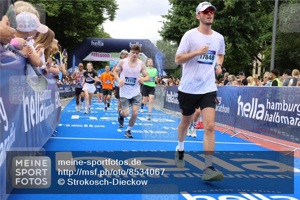29.06.2025 - hella hamburg halbmarathon Strokosch-Dieckow http://msf.ph/oto/8534067 29.06.2025 10:57:16 Ziel 1387, 1877, 2417, 2676, 4167, 4940, 5926, 6272, 8585, 9450, 9577, 9884, 9934, 10383, 11590, 11612, 12014, 12590, 13664, 13750, 14139, 15110, 15229, 15664, 16625, 16830, 17160, 17660, 17779, 17848, 17993, 19184 meine-sportfotos.de