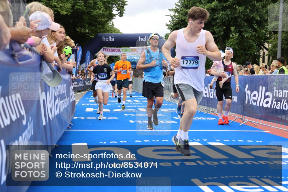 29.06.2025 - hella hamburg halbmarathon Strokosch-Dieckow http://msf.ph/oto/8534071 29.06.2025 10:57:17 Ziel 1387, 1877, 2417, 2676, 4167, 4940, 5926, 6272, 8585, 9450, 9577, 9727, 9884, 9934, 10383, 11590, 11612, 12014, 12590, 13664, 13750, 15110, 15229, 15664, 16625, 16830, 17160, 17660, 17779, 17848, 17993, 19184 meine-sportfotos.de