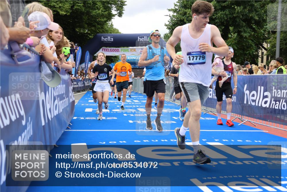 29.06.2025 - hella hamburg halbmarathon Strokosch-Dieckow http://msf.ph/oto/8534072 29.06.2025 10:57:17 Ziel 1387, 1877, 2417, 2676, 4167, 4940, 5926, 6272, 8585, 9450, 9577, 9727, 9884, 9934, 10383, 11590, 11612, 12014, 12590, 13664, 13750, 15110, 15229, 15664, 16625, 16830, 17160, 17660, 17779, 17848, 17993, 19184 meine-sportfotos.de