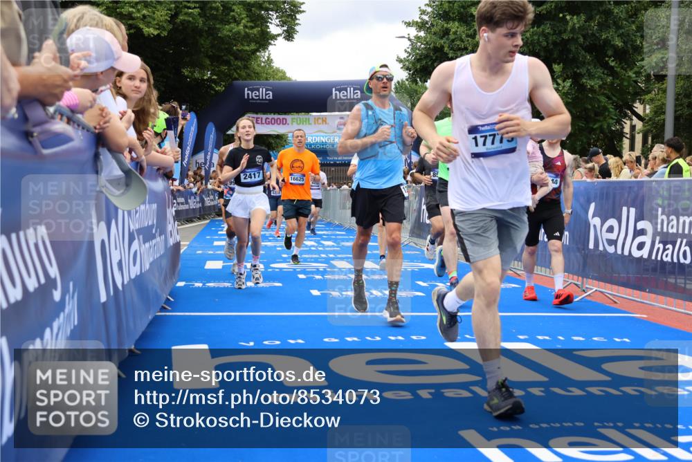 29.06.2025 - hella hamburg halbmarathon Strokosch-Dieckow http://msf.ph/oto/8534073 29.06.2025 10:57:17 Ziel 1387, 1877, 2417, 2676, 4167, 4940, 5926, 6272, 8585, 9450, 9577, 9727, 9884, 9934, 10383, 11590, 11612, 12014, 12590, 13664, 13750, 15110, 15229, 15664, 16625, 16830, 17160, 17660, 17779, 17848, 17993, 19184 meine-sportfotos.de