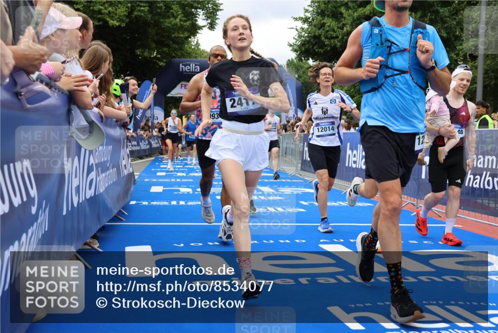 29.06.2025 - hella hamburg halbmarathon Strokosch-Dieckow http://msf.ph/oto/8534077 29.06.2025 10:57:18 Ziel 1387, 1877, 2417, 2676, 4167, 4940, 5926, 6272, 8585, 9450, 9577, 9727, 9884, 9934, 10383, 11590, 11612, 12014, 12590, 13394, 13664, 13750, 15110, 15229, 15664, 16625, 16830, 17160, 17660, 17779, 17828, 17848, 17993, 19184 meine-sportfotos.de