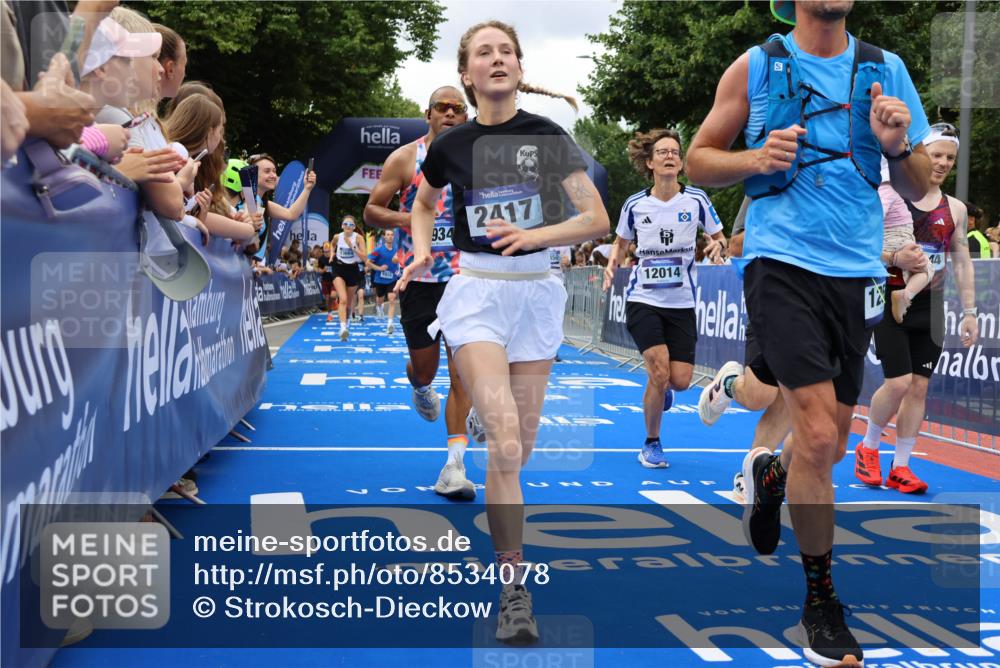 29.06.2025 - hella hamburg halbmarathon Strokosch-Dieckow http://msf.ph/oto/8534078 29.06.2025 10:57:18 Ziel 1387, 1877, 2417, 2676, 4167, 4940, 5926, 6272, 8585, 9450, 9577, 9727, 9884, 9934, 10383, 11590, 11612, 12014, 12590, 13394, 13664, 13750, 15110, 15229, 15664, 16625, 16830, 17160, 17660, 17779, 17828, 17848, 17993, 19184 meine-sportfotos.de
