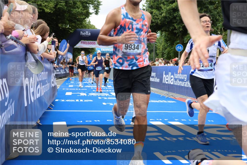 29.06.2025 - hella hamburg halbmarathon Strokosch-Dieckow http://msf.ph/oto/8534080 29.06.2025 10:57:19 Ziel 1877, 2417, 2676, 4940, 5926, 6272, 6281, 6302, 8585, 9450, 9577, 9727, 9934, 10383, 11590, 12014, 12590, 13394, 13664, 13750, 15110, 15229, 15664, 15695, 16625, 16830, 17160, 17660, 17779, 17828, 17848, 17993, 19184 meine-sportfotos.de