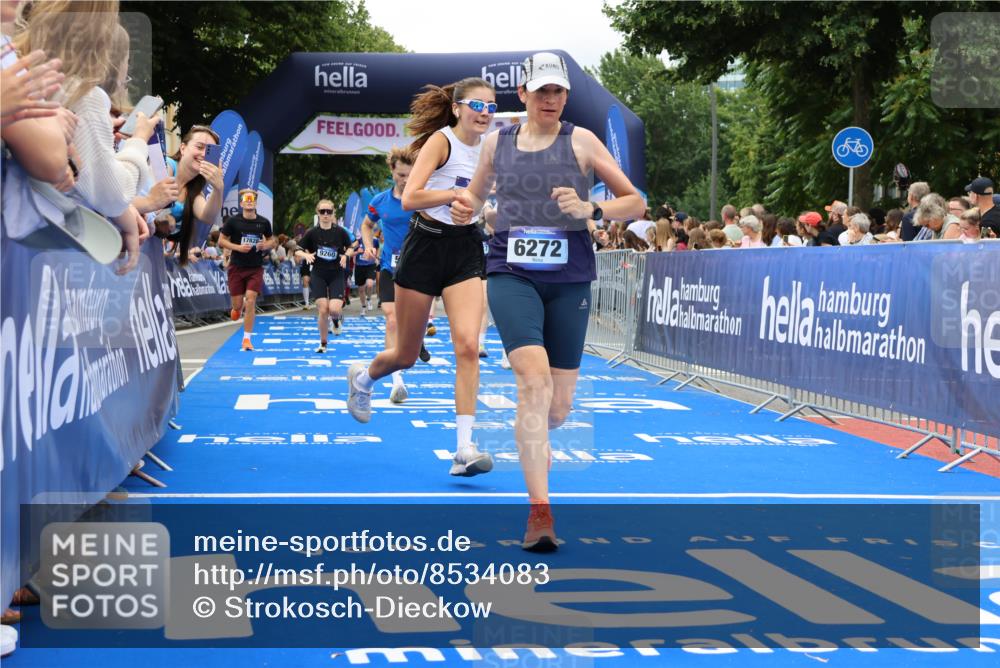 29.06.2025 - hella hamburg halbmarathon Strokosch-Dieckow http://msf.ph/oto/8534083 29.06.2025 10:57:21 Ziel 2417, 2676, 3435, 5926, 6272, 6281, 6302, 8393, 8585, 9450, 9577, 9727, 9934, 10383, 11590, 12014, 12144, 12590, 13394, 13664, 15229, 15695, 16093, 16625, 16830, 17160, 17758, 17779, 17828, 17848 meine-sportfotos.de