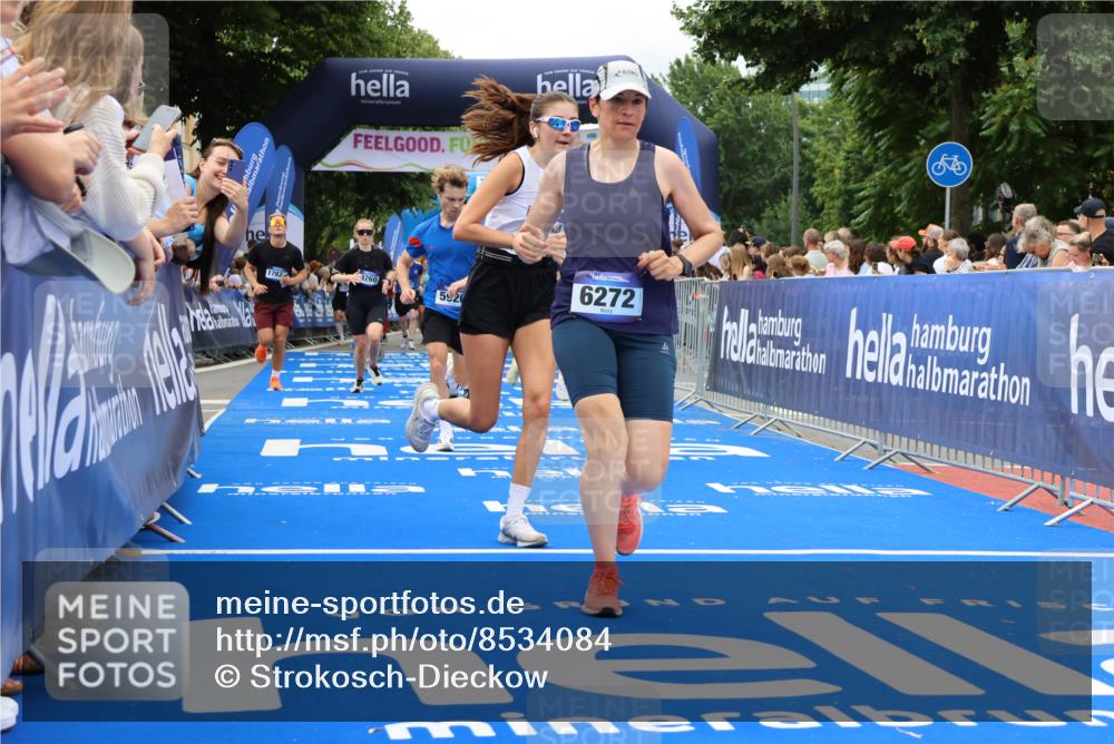 29.06.2025 - hella hamburg halbmarathon Strokosch-Dieckow http://msf.ph/oto/8534084 29.06.2025 10:57:21 Ziel 2417, 2676, 3435, 5926, 6272, 6281, 6302, 8393, 8585, 9450, 9577, 9727, 9934, 10383, 11590, 12014, 12144, 12590, 13394, 13664, 15229, 15695, 16093, 16625, 16830, 17160, 17758, 17779, 17828, 17848 meine-sportfotos.de