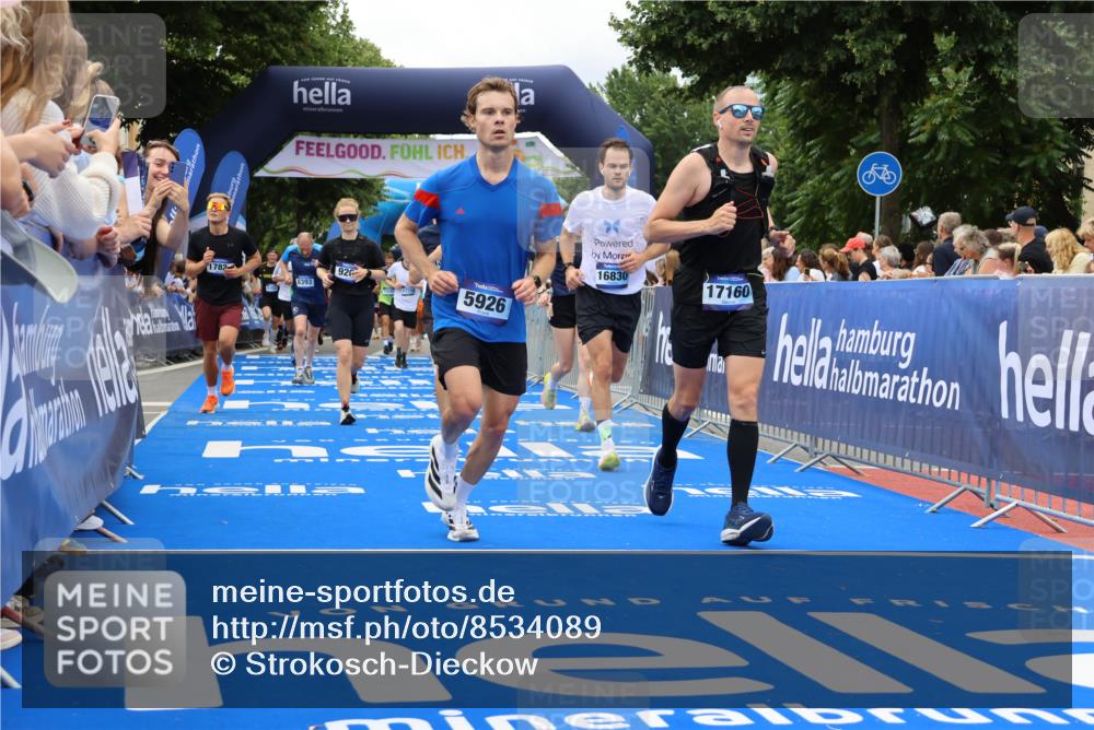 29.06.2025 - hella hamburg halbmarathon Strokosch-Dieckow http://msf.ph/oto/8534089 29.06.2025 10:57:22 Ziel 2417, 2676, 3435, 5926, 6272, 6281, 6302, 8393, 8585, 9450, 9727, 9934, 10383, 12014, 12144, 12590, 13394, 13664, 15229, 15695, 16093, 16625, 16830, 17160, 17758, 17779, 17828, 17848 meine-sportfotos.de