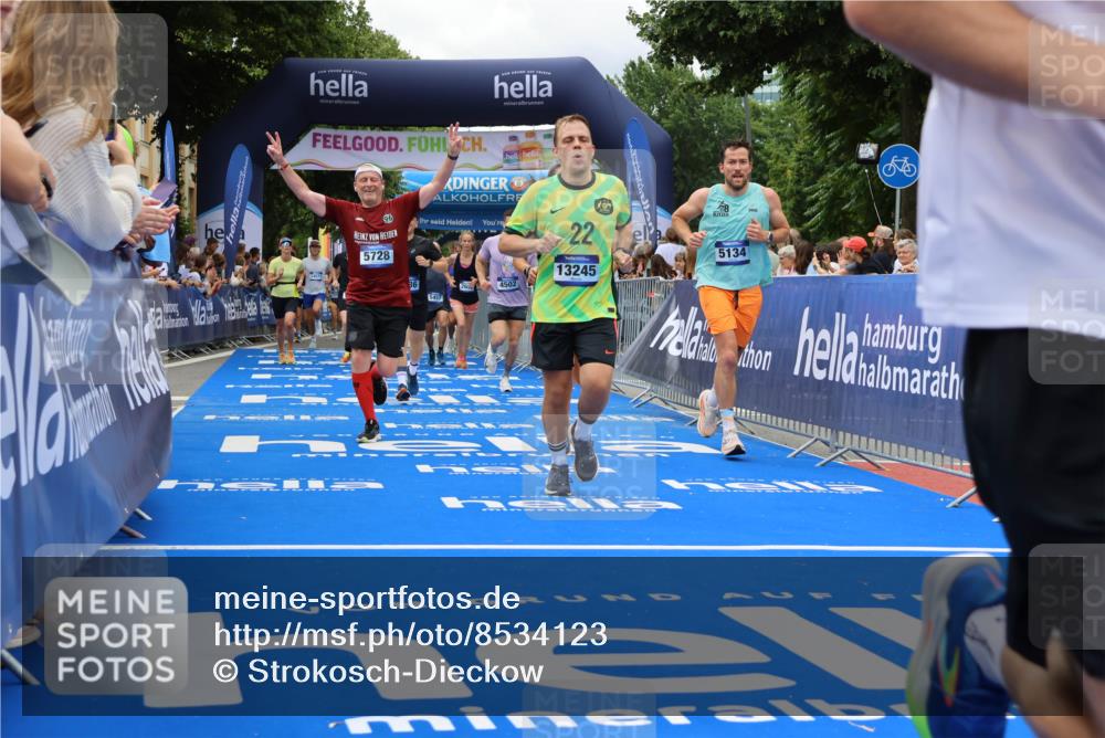 29.06.2025 - hella hamburg halbmarathon Strokosch-Dieckow http://msf.ph/oto/8534123 29.06.2025 10:57:29 Ziel 1239, 2236, 2652, 3435, 4502, 5015, 5134, 5457, 5458, 5728, 6281, 6302, 8393, 9727, 12144, 13245, 13394, 14571, 14951, 15695, 16093, 16830, 17160, 17758, 17769, 17828 meine-sportfotos.de