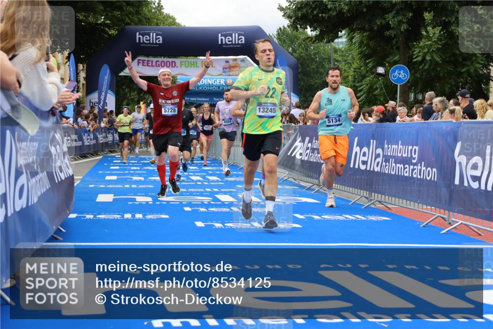 29.06.2025 - hella hamburg halbmarathon Strokosch-Dieckow http://msf.ph/oto/8534125 29.06.2025 10:57:30 Ziel 1239, 2236, 2652, 3435, 4502, 5015, 5134, 5457, 5458, 5728, 6281, 6302, 8393, 9727, 12144, 13245, 13394, 14571, 14951, 15220, 15695, 16093, 16830, 17160, 17758, 17769, 17814, 17828 meine-sportfotos.de