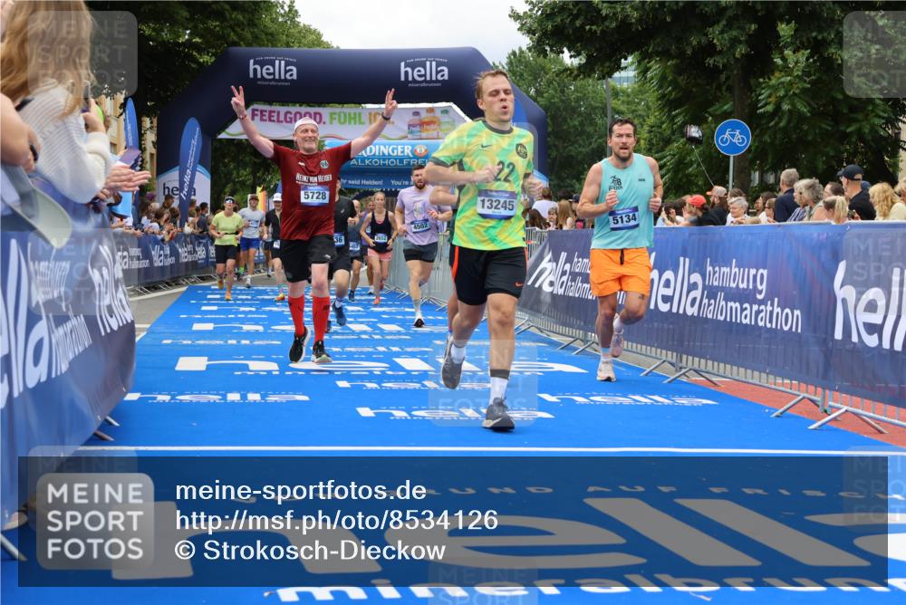 29.06.2025 - hella hamburg halbmarathon Strokosch-Dieckow http://msf.ph/oto/8534126 29.06.2025 10:57:30 Ziel 1239, 2236, 2652, 3435, 4502, 5015, 5134, 5457, 5458, 5728, 6281, 6302, 8393, 9727, 12144, 13245, 13394, 14571, 14951, 15220, 15695, 16093, 16830, 17160, 17758, 17769, 17814, 17828 meine-sportfotos.de