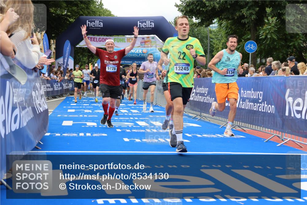 29.06.2025 - hella hamburg halbmarathon Strokosch-Dieckow http://msf.ph/oto/8534130 29.06.2025 10:57:30 Ziel 1239, 2236, 2652, 3435, 4502, 5015, 5134, 5457, 5458, 5728, 6281, 6302, 8393, 9727, 12144, 13245, 13394, 14571, 14951, 15220, 15695, 16093, 16830, 17160, 17758, 17769, 17814, 17828 meine-sportfotos.de