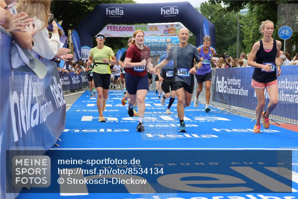 29.06.2025 - hella hamburg halbmarathon Strokosch-Dieckow http://msf.ph/oto/8534134 29.06.2025 10:57:34 Ziel 1239, 1715, 2236, 2606, 2652, 3435, 4502, 5015, 5134, 5457, 5458, 5728, 8393, 12144, 12774, 13245, 13523, 14571, 14951, 15217, 15220, 16093, 17758, 17769, 17814, 18388, 18985 meine-sportfotos.de