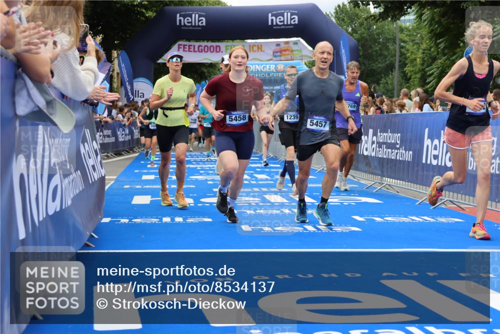 29.06.2025 - hella hamburg halbmarathon Strokosch-Dieckow http://msf.ph/oto/8534137 29.06.2025 10:57:34 Ziel 1239, 1715, 2236, 2606, 2652, 3435, 4502, 5015, 5134, 5457, 5458, 5728, 8393, 12144, 12774, 13245, 13523, 14571, 14951, 15217, 15220, 16093, 17758, 17769, 17814, 18388, 18985 meine-sportfotos.de