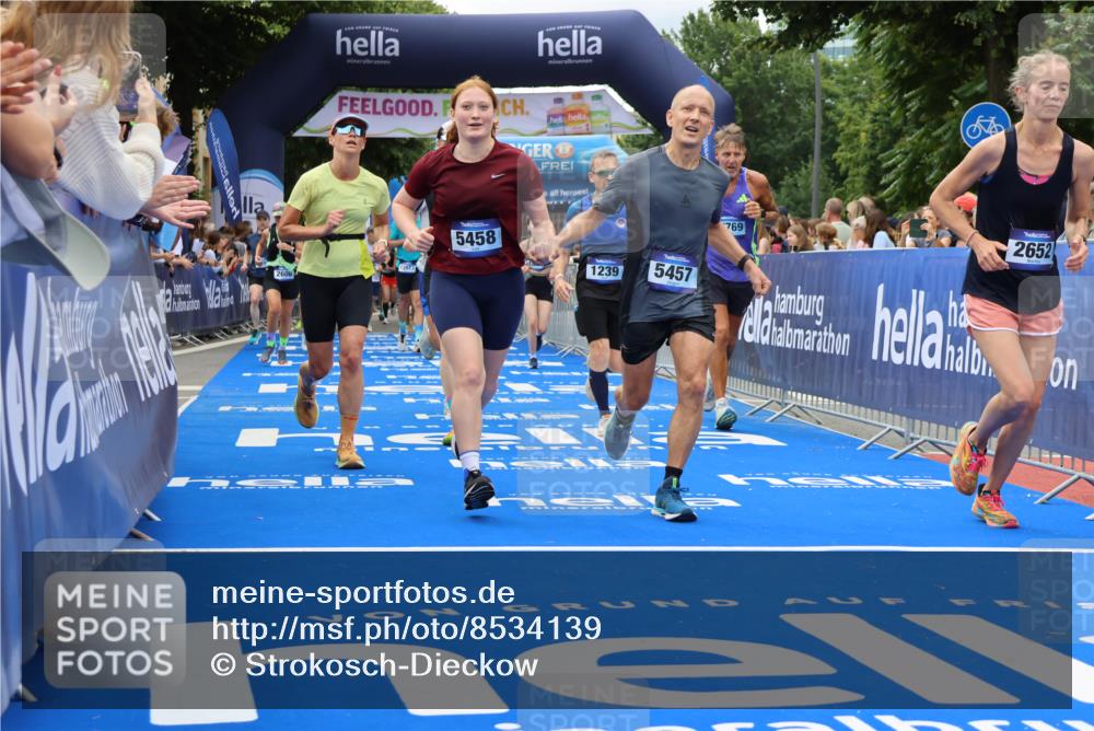 29.06.2025 - hella hamburg halbmarathon Strokosch-Dieckow http://msf.ph/oto/8534139 29.06.2025 10:57:34 Ziel 1239, 1715, 2236, 2606, 2652, 3435, 4502, 5015, 5134, 5457, 5458, 5728, 8393, 12144, 12774, 13245, 13523, 14571, 14951, 15217, 15220, 16093, 17758, 17769, 17814, 18388, 18985 meine-sportfotos.de
