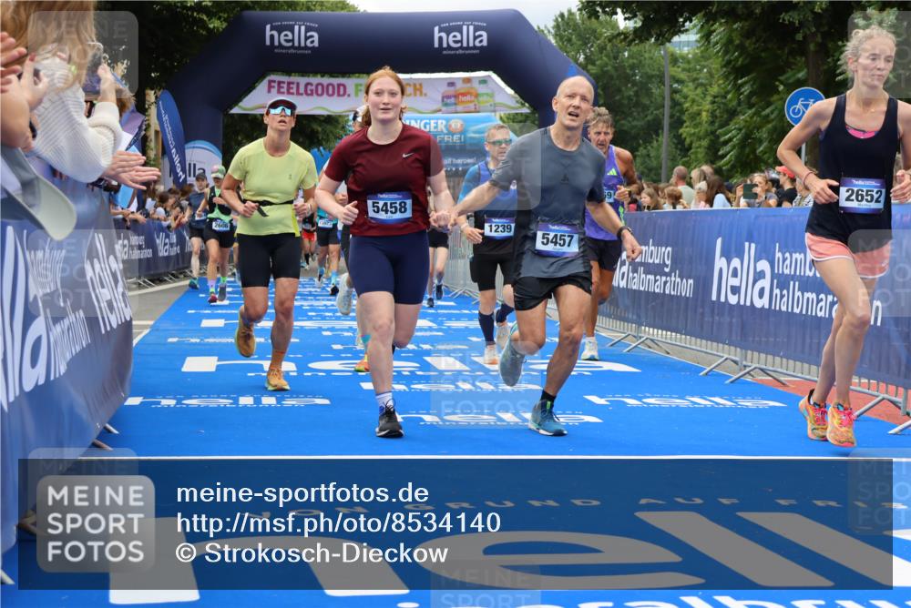 29.06.2025 - hella hamburg halbmarathon Strokosch-Dieckow http://msf.ph/oto/8534140 29.06.2025 10:57:34 Ziel 1239, 1715, 2236, 2606, 2652, 3435, 4502, 5015, 5134, 5457, 5458, 5728, 8393, 12144, 12774, 13245, 13523, 14571, 14951, 15217, 15220, 16093, 17758, 17769, 17814, 18388, 18985 meine-sportfotos.de