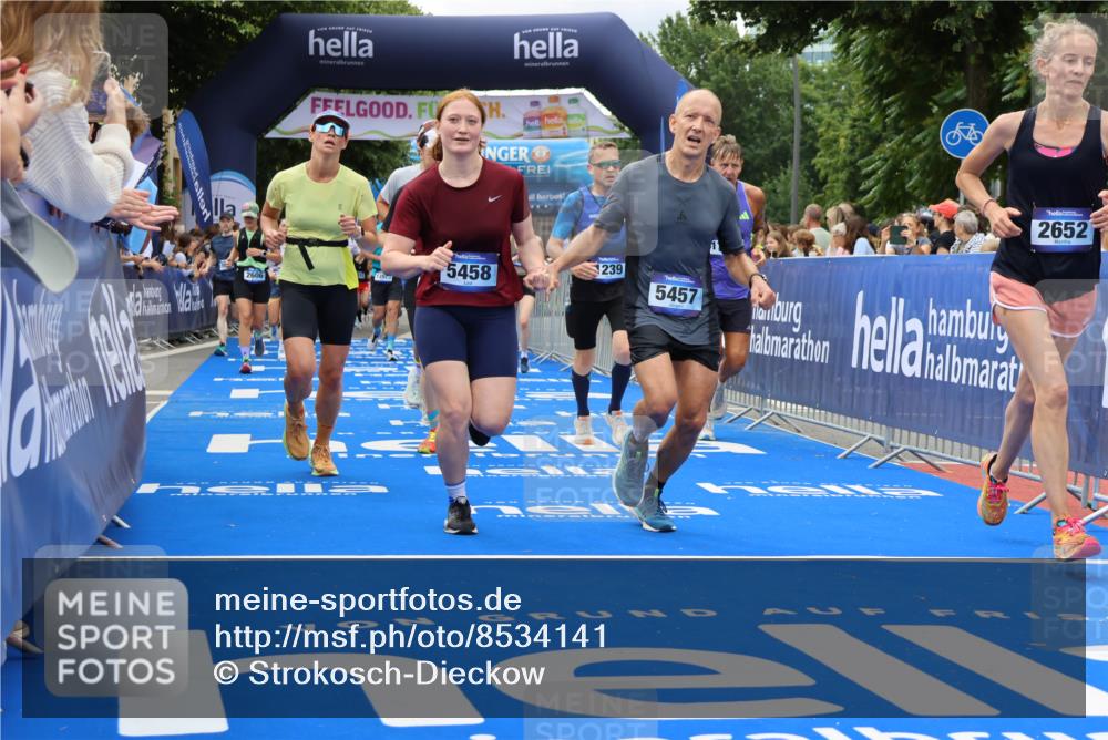 29.06.2025 - hella hamburg halbmarathon Strokosch-Dieckow http://msf.ph/oto/8534141 29.06.2025 10:57:34 Ziel 1239, 1715, 2236, 2606, 2652, 3435, 4502, 5015, 5134, 5457, 5458, 5728, 8393, 12144, 12774, 13245, 13523, 14571, 14951, 15217, 15220, 16093, 17758, 17769, 17814, 18388, 18985 meine-sportfotos.de