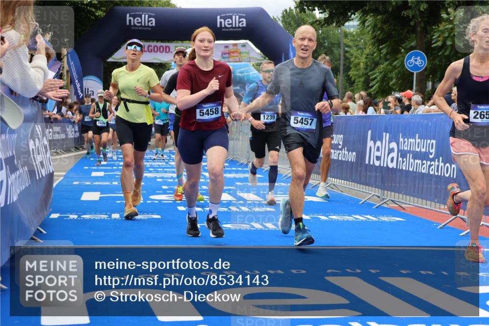 29.06.2025 - hella hamburg halbmarathon Strokosch-Dieckow http://msf.ph/oto/8534143 29.06.2025 10:57:34 Ziel 1239, 1715, 2236, 2606, 2652, 3435, 4502, 5015, 5134, 5457, 5458, 5728, 8393, 12144, 12774, 13245, 13523, 14571, 14951, 15217, 15220, 16093, 17758, 17769, 17814, 18388, 18985 meine-sportfotos.de