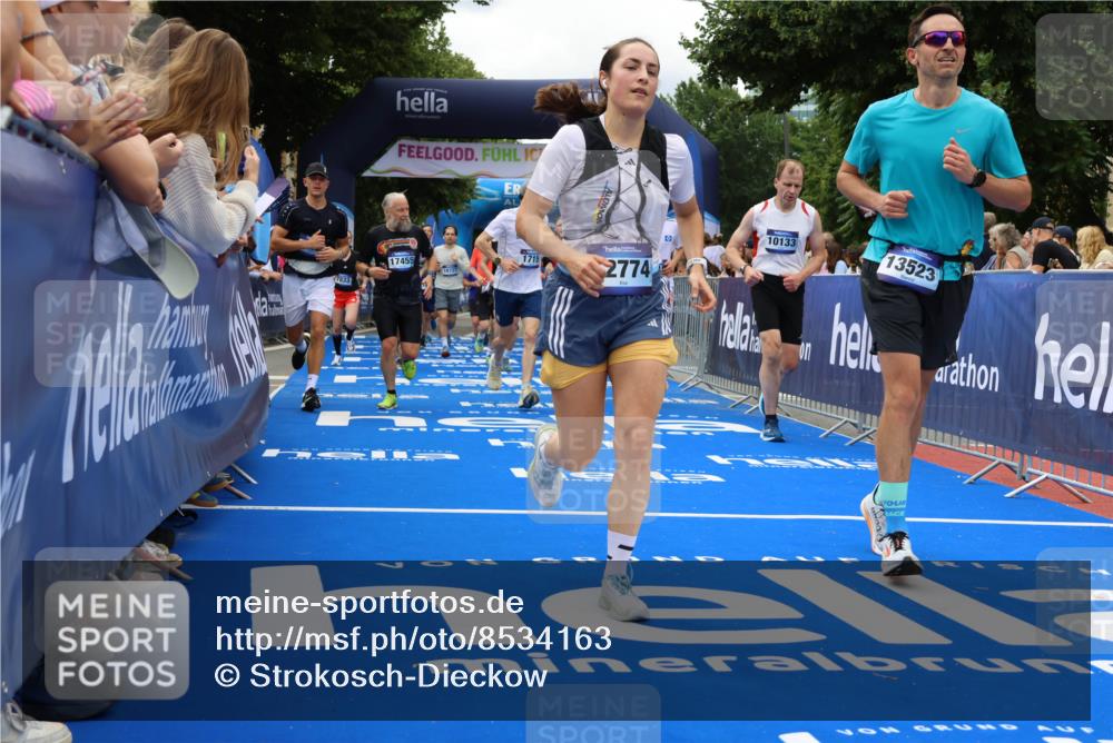 29.06.2025 - hella hamburg halbmarathon Strokosch-Dieckow http://msf.ph/oto/8534163 29.06.2025 10:57:40 Ziel 1239, 1715, 1719, 1972, 2034, 2606, 2652, 5391, 5457, 5458, 7833, 10133, 10599, 12440, 12774, 13523, 14571, 14737, 14951, 15217, 15220, 16418, 17201, 17455, 17769, 17814, 18388, 18508, 18727, 18985 meine-sportfotos.de