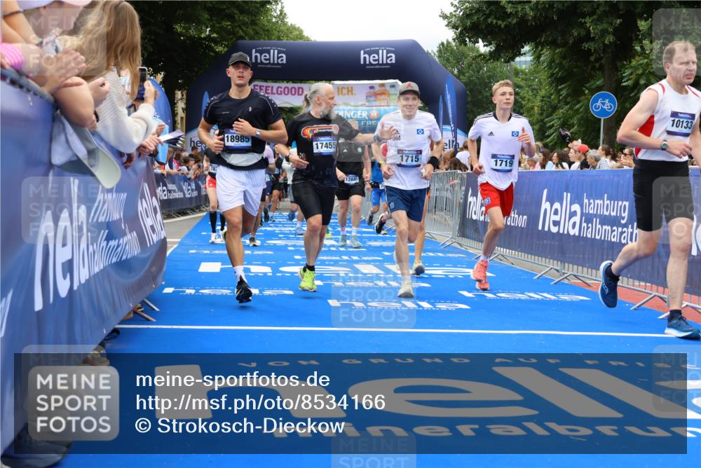 29.06.2025 - hella hamburg halbmarathon Strokosch-Dieckow http://msf.ph/oto/8534166 29.06.2025 10:57:41 Ziel 1239, 1715, 1719, 1972, 2034, 2606, 2652, 5391, 5457, 5458, 7269, 7833, 10133, 10599, 10703, 12440, 12523, 12774, 13523, 14571, 14737, 14951, 15217, 15220, 16418, 17201, 17455, 17769, 17814, 18388, 18508, 18727, 18985 meine-sportfotos.de