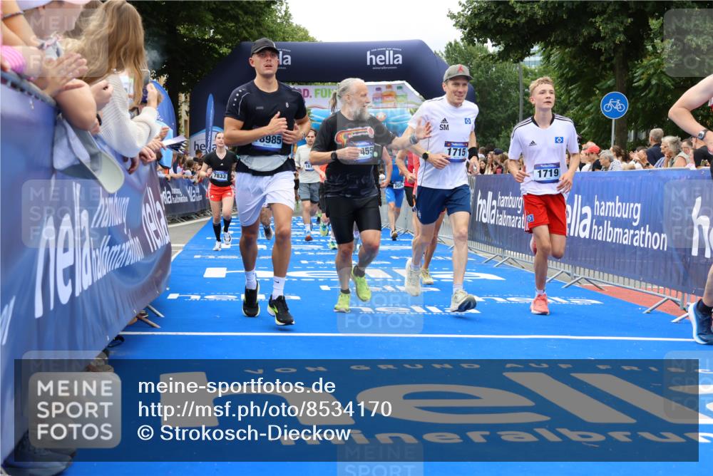 29.06.2025 - hella hamburg halbmarathon Strokosch-Dieckow http://msf.ph/oto/8534170 29.06.2025 10:57:42 Ziel 1239, 1715, 1719, 1972, 2034, 2606, 5391, 7269, 7833, 10133, 10599, 10703, 12440, 12523, 12774, 13523, 14571, 14737, 14951, 15217, 15220, 16418, 16517, 17201, 17455, 17769, 17814, 18388, 18508, 18727, 18985 meine-sportfotos.de