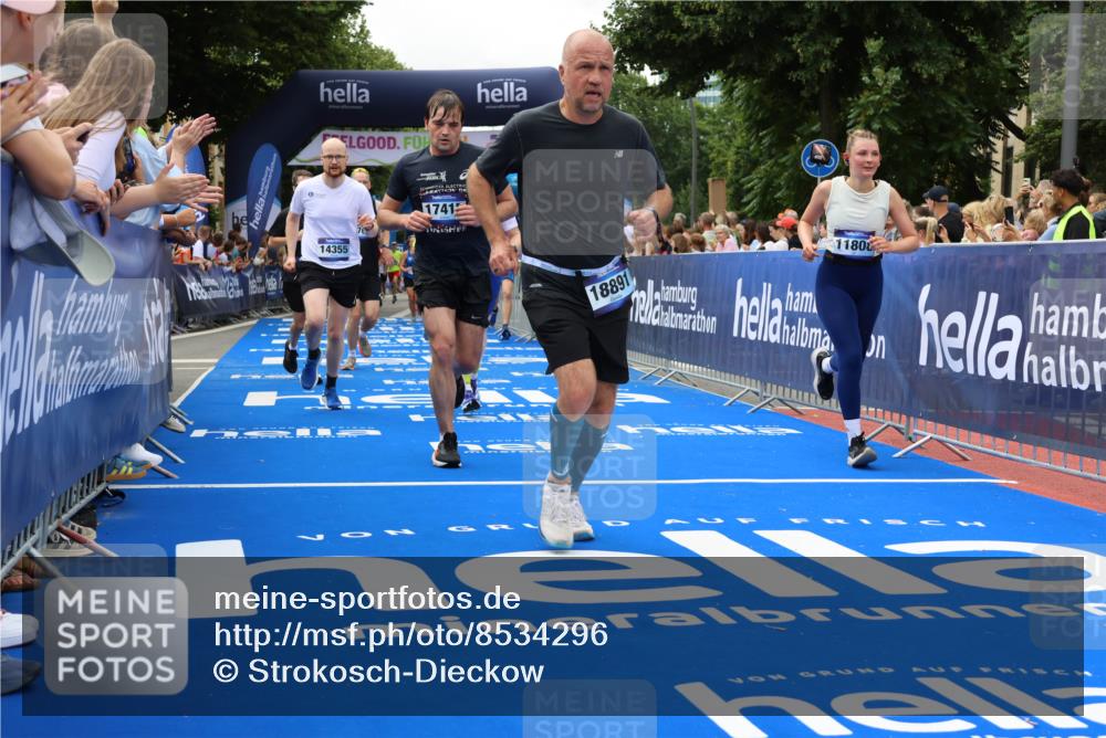 29.06.2025 - hella hamburg halbmarathon Strokosch-Dieckow http://msf.ph/oto/8534296 29.06.2025 10:58:24 Ziel 1595, 4550, 4708, 4767, 5341, 5347, 6138, 6147, 7476, 9485, 11645, 11808, 14355, 15434, 16531, 17415, 18266, 18891, 19166 meine-sportfotos.de