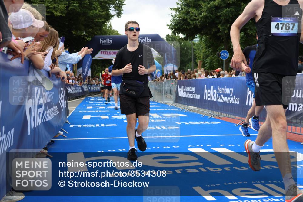 29.06.2025 - hella hamburg halbmarathon Strokosch-Dieckow http://msf.ph/oto/8534308 29.06.2025 10:58:27 Ziel 2978, 3251, 4467, 4550, 4767, 5341, 5347, 6138, 7082, 7476, 9316, 9485, 11808, 12712, 12809, 12879, 14355, 15434, 16531, 17415, 18266, 18556, 18891, 19166 meine-sportfotos.de