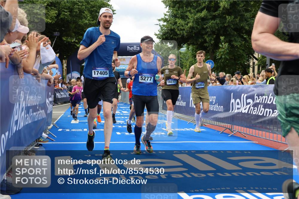 29.06.2025 - hella hamburg halbmarathon Strokosch-Dieckow http://msf.ph/oto/8534530 29.06.2025 10:58:48 Ziel 1319, 2159, 2488, 2656, 2840, 3859, 4632, 4833, 5277, 5675, 5885, 6438, 6720, 8807, 8929, 9156, 9353, 10268, 10518, 10539, 10788, 10915, 10943, 11605, 11846, 12734, 13512, 13880, 14266, 14673, 14902, 14965, 16189, 17405, 17630, 17839, 17931, 18180, 18232, 18954 meine-sportfotos.de