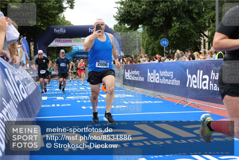 29.06.2025 - hella hamburg halbmarathon Strokosch-Dieckow http://msf.ph/oto/8534886 29.06.2025 10:59:31 Ziel 1642, 1946, 1951, 2006, 2348, 3425, 4986, 6202, 6220, 6636, 7287, 7856, 8392, 9553, 9555, 9655, 10488, 10759, 13036, 13407, 14375, 14914, 15240, 16915, 17304, 17967, 18327, 18716 meine-sportfotos.de