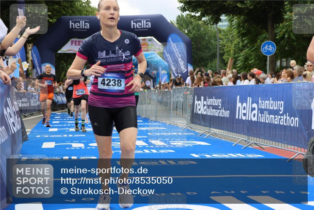 29.06.2025 - hella hamburg halbmarathon Strokosch-Dieckow http://msf.ph/oto/8535050 29.06.2025 10:59:58 Ziel 1833, 2661, 3279, 4238, 5272, 8326, 8481, 8749, 9006, 10271, 10896, 11018, 11250, 11757, 13706, 13761, 16227, 16980, 17346, 17665, 17899, 18130, 18624, 18855 meine-sportfotos.de