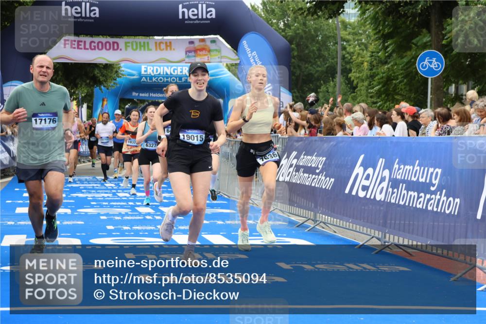 29.06.2025 - hella hamburg halbmarathon Strokosch-Dieckow http://msf.ph/oto/8535094 29.06.2025 11:00:07 Ziel 3169, 3279, 5272, 6327, 6470, 7636, 8749, 9006, 10896, 11158, 11159, 11250, 12422, 12779, 13761, 14471, 16439, 16980, 17176, 18130, 18377, 18701, 19015 meine-sportfotos.de