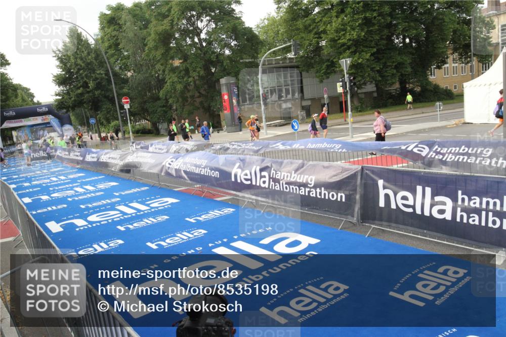 29.06.2025 - hella hamburg halbmarathon Michael Strokosch http://msf.ph/oto/8535198 29.06.2025 08:36:00 Ziel  meine-sportfotos.de