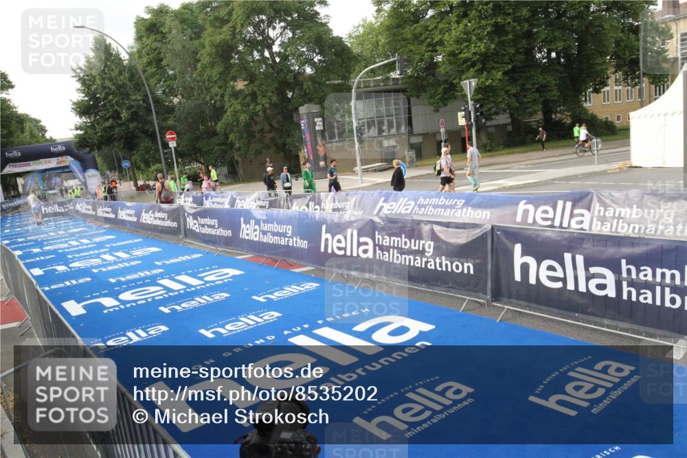 29.06.2025 - hella hamburg halbmarathon Michael Strokosch http://msf.ph/oto/8535202 29.06.2025 08:36:17 Ziel  meine-sportfotos.de