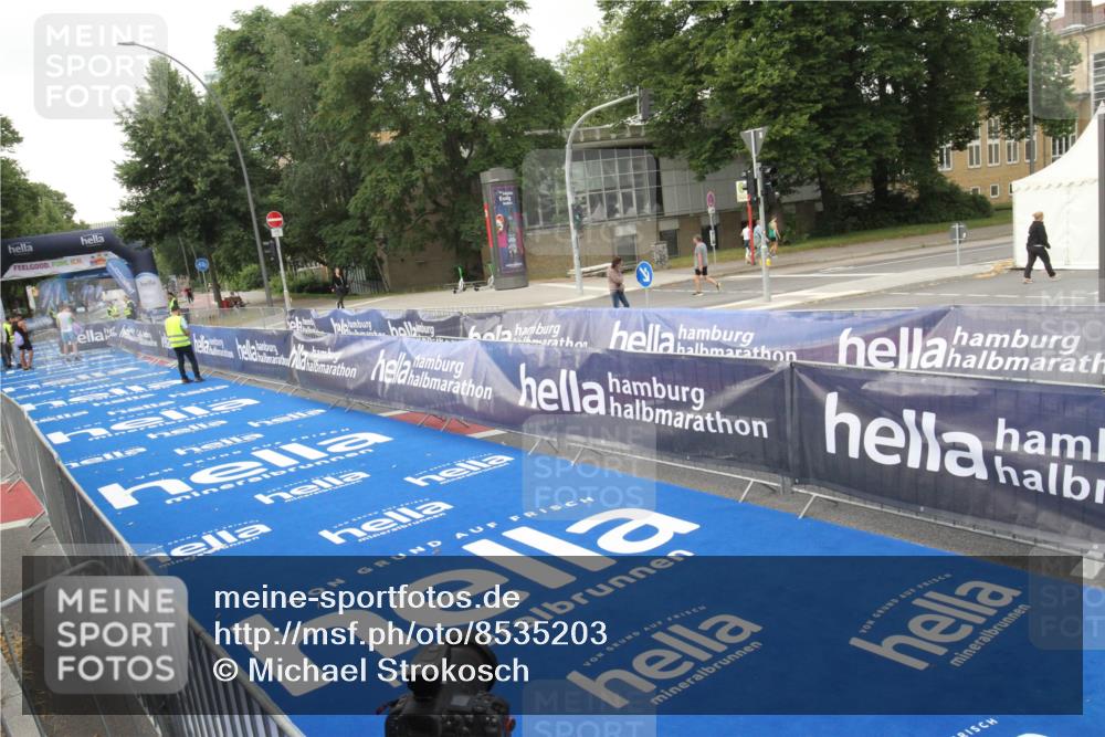 29.06.2025 - hella hamburg halbmarathon Michael Strokosch http://msf.ph/oto/8535203 29.06.2025 08:36:55 Ziel  meine-sportfotos.de