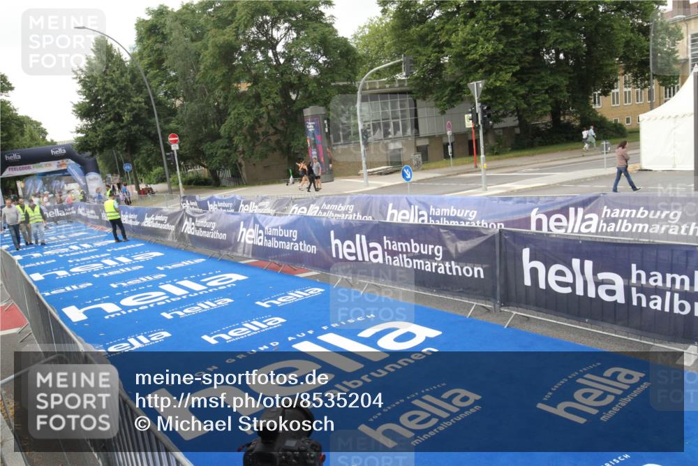 29.06.2025 - hella hamburg halbmarathon Michael Strokosch http://msf.ph/oto/8535204 29.06.2025 08:37:02 Ziel  meine-sportfotos.de