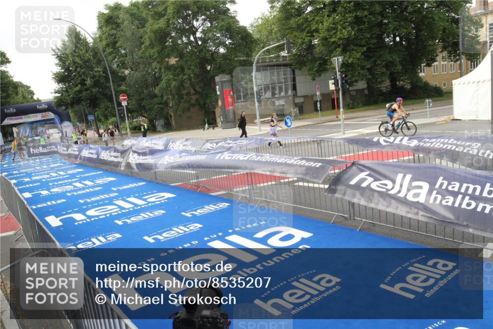 29.06.2025 - hella hamburg halbmarathon Michael Strokosch http://msf.ph/oto/8535207 29.06.2025 08:38:15 Ziel  meine-sportfotos.de