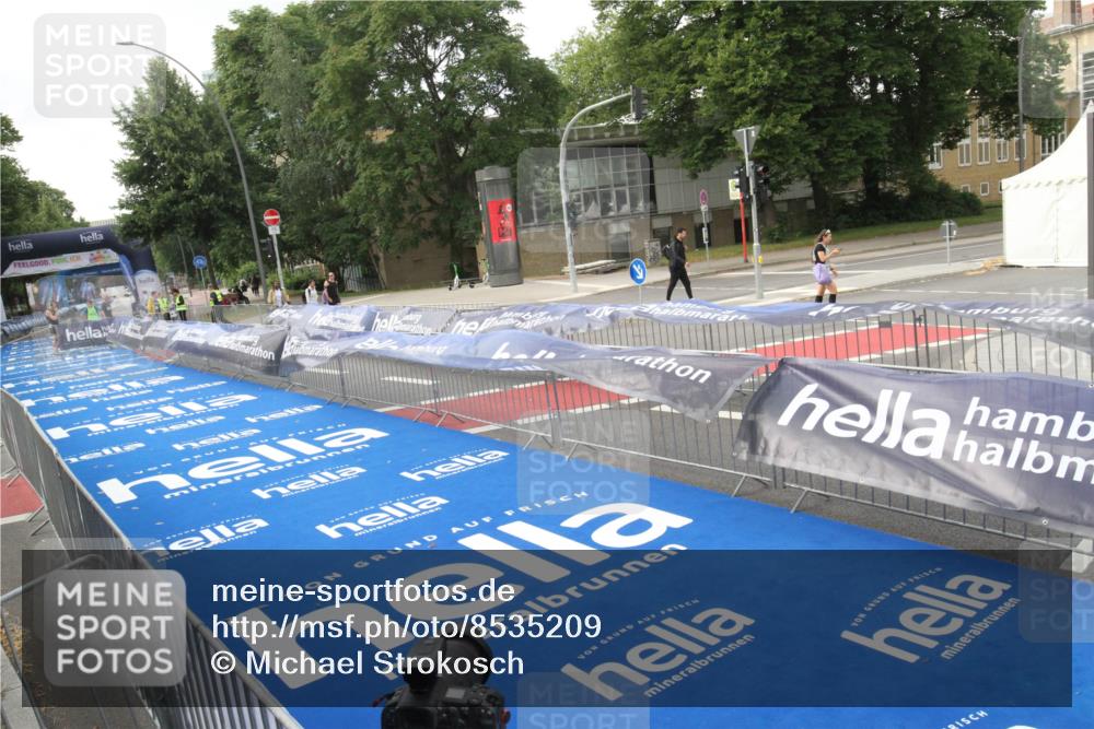 29.06.2025 - hella hamburg halbmarathon Michael Strokosch http://msf.ph/oto/8535209 29.06.2025 08:38:18 Ziel  meine-sportfotos.de