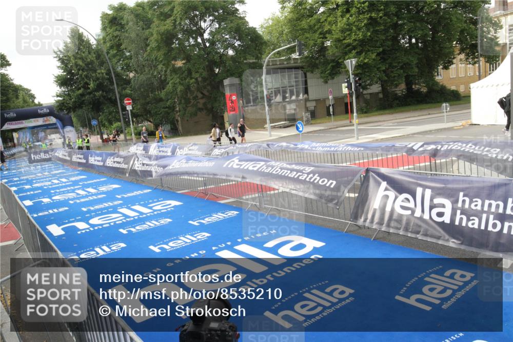 29.06.2025 - hella hamburg halbmarathon Michael Strokosch http://msf.ph/oto/8535210 29.06.2025 08:38:23 Ziel  meine-sportfotos.de