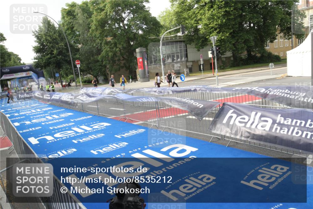 29.06.2025 - hella hamburg halbmarathon Michael Strokosch http://msf.ph/oto/8535212 29.06.2025 08:38:26 Ziel  meine-sportfotos.de