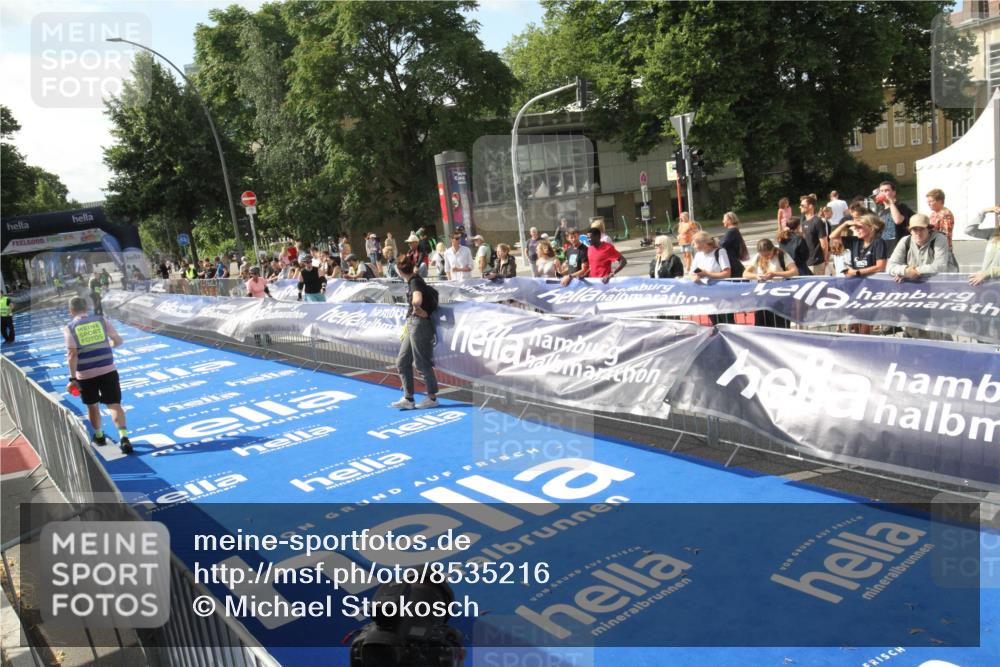 29.06.2025 - hella hamburg halbmarathon Michael Strokosch http://msf.ph/oto/8535216 29.06.2025 09:47:32 Ziel  meine-sportfotos.de