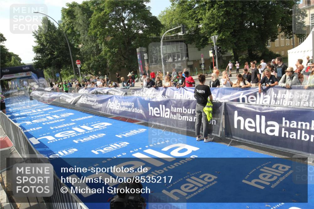 29.06.2025 - hella hamburg halbmarathon Michael Strokosch http://msf.ph/oto/8535217 29.06.2025 09:47:45 Ziel  meine-sportfotos.de