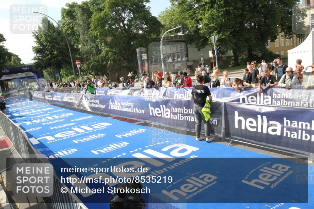 29.06.2025 - hella hamburg halbmarathon Michael Strokosch http://msf.ph/oto/8535219 29.06.2025 09:47:48 Ziel  meine-sportfotos.de