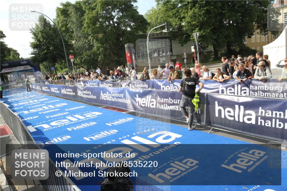 29.06.2025 - hella hamburg halbmarathon Michael Strokosch http://msf.ph/oto/8535220 29.06.2025 09:48:16 Ziel  meine-sportfotos.de