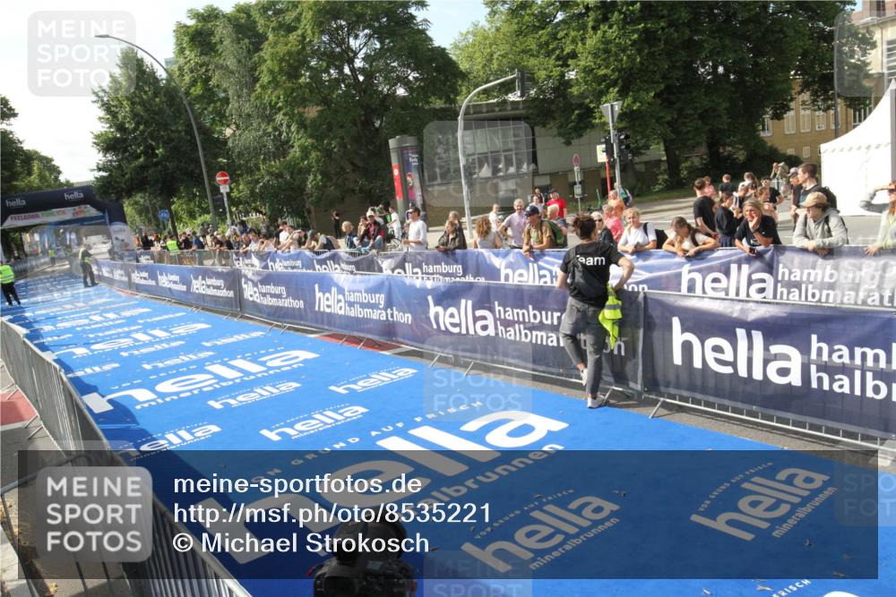 29.06.2025 - hella hamburg halbmarathon Michael Strokosch http://msf.ph/oto/8535221 29.06.2025 09:48:20 Ziel  meine-sportfotos.de