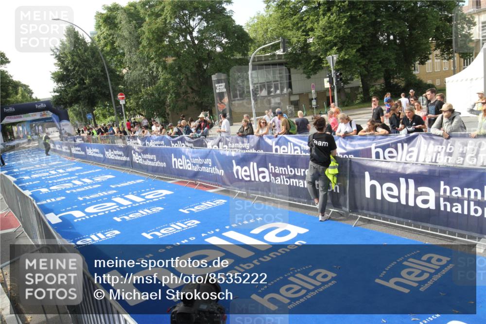 29.06.2025 - hella hamburg halbmarathon Michael Strokosch http://msf.ph/oto/8535222 29.06.2025 09:48:42 Ziel  meine-sportfotos.de