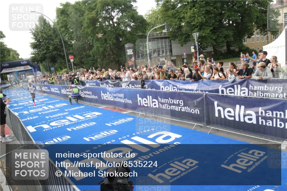 29.06.2025 - hella hamburg halbmarathon Michael Strokosch http://msf.ph/oto/8535224 29.06.2025 10:01:03 Ziel  meine-sportfotos.de
