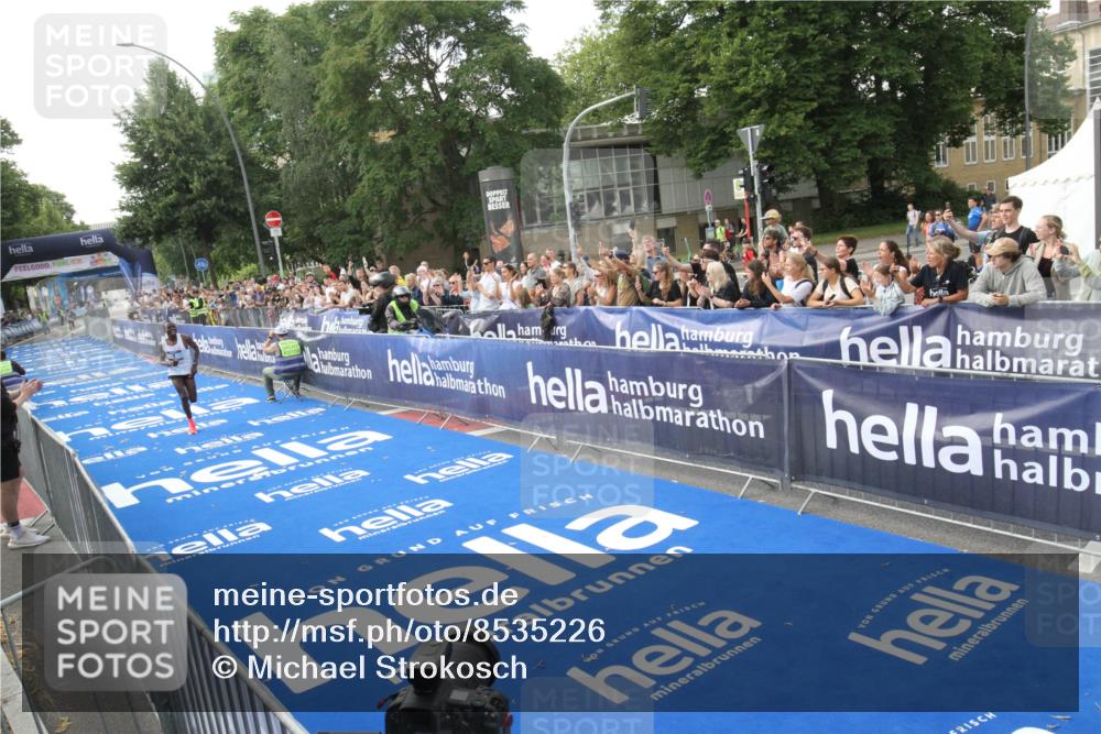 29.06.2025 - hella hamburg halbmarathon Michael Strokosch http://msf.ph/oto/8535226 29.06.2025 10:01:03 Ziel  meine-sportfotos.de