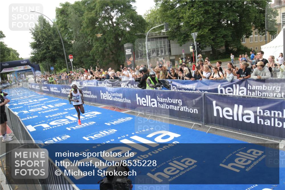 29.06.2025 - hella hamburg halbmarathon Michael Strokosch http://msf.ph/oto/8535228 29.06.2025 10:01:04 Ziel  meine-sportfotos.de