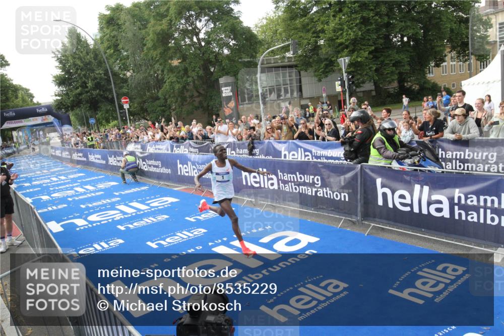 29.06.2025 - hella hamburg halbmarathon Michael Strokosch http://msf.ph/oto/8535229 29.06.2025 10:01:05 Ziel  meine-sportfotos.de