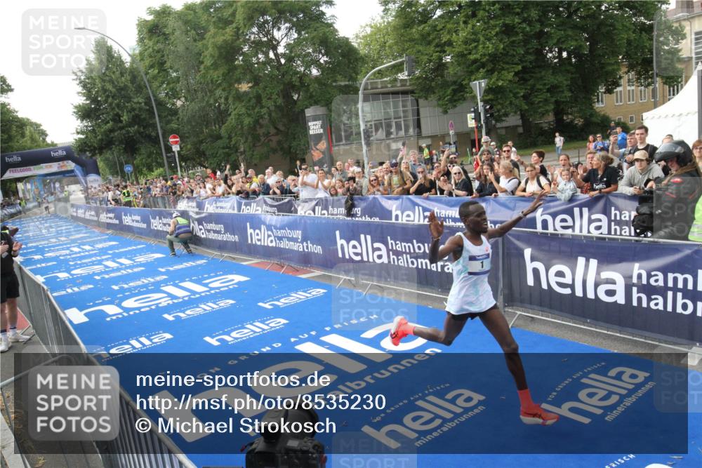 29.06.2025 - hella hamburg halbmarathon Michael Strokosch http://msf.ph/oto/8535230 29.06.2025 10:01:05 Ziel  meine-sportfotos.de