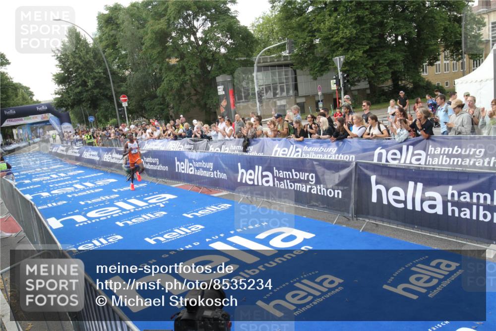 29.06.2025 - hella hamburg halbmarathon Michael Strokosch http://msf.ph/oto/8535234 29.06.2025 10:01:59 Ziel  meine-sportfotos.de