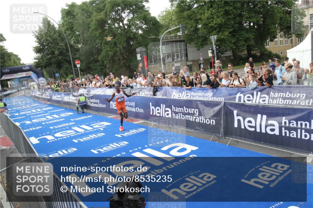 29.06.2025 - hella hamburg halbmarathon Michael Strokosch http://msf.ph/oto/8535235 29.06.2025 10:01:59 Ziel  meine-sportfotos.de